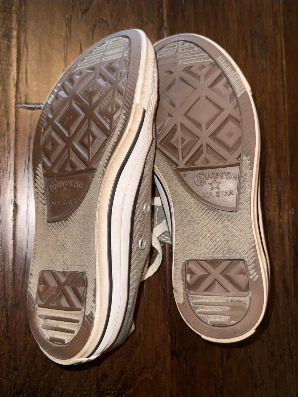 Converse  Low Top Sneakers in Light Gray and White Size 6